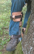 Stoupací železa pro lezení po stromě titanové, s koženým opaskem kolem nohy