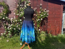 Dámská dlouhá kolová úpletová sukně,motýlci na modré