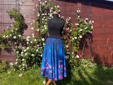 Dámská dlouhá kolová úpletová sukně,tajemné kopretiny