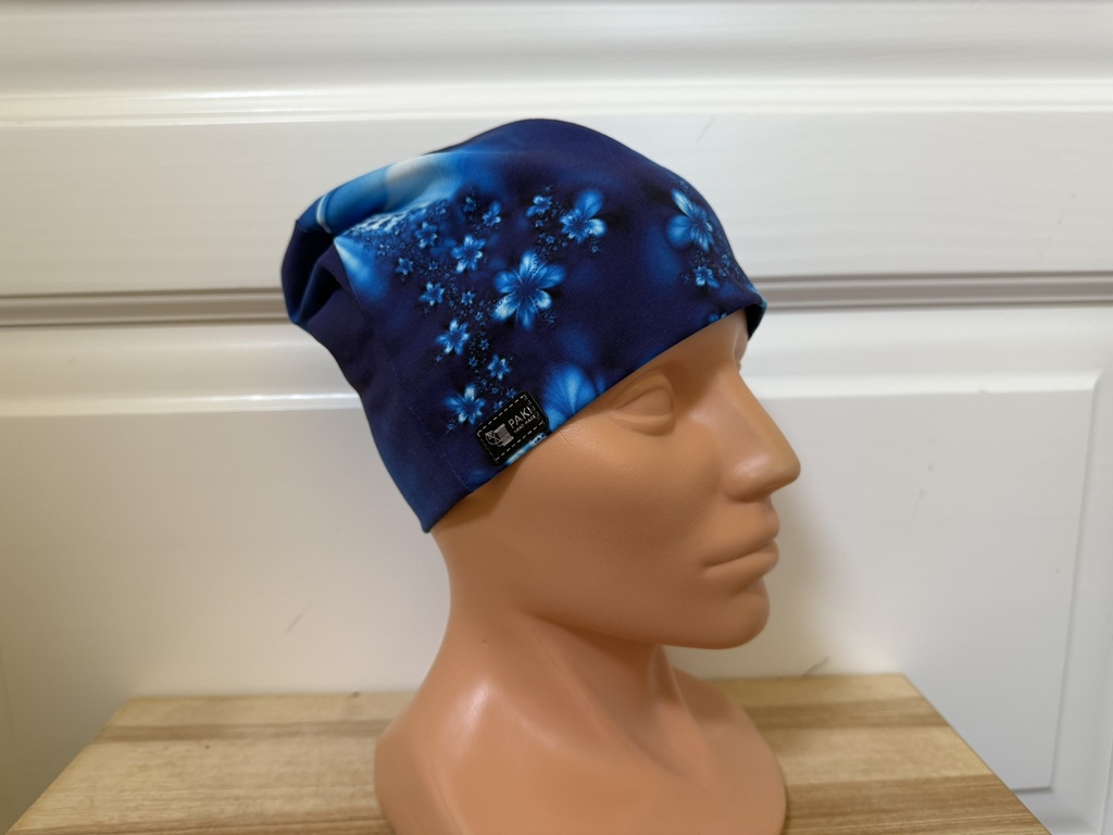 Čepice,modré květy