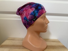 Čepice,pavučinkové vínovomodré květy